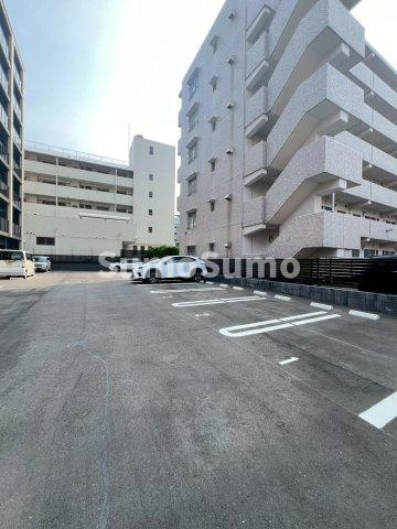 フルハウス高宮の駐車場
