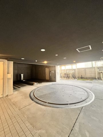 プラウドフラット三軒茶屋の駐車場