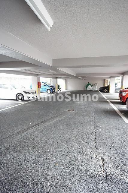 プレスティージュ壱番館 の駐車場