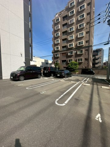 ボヌール　レーベンの駐車場
