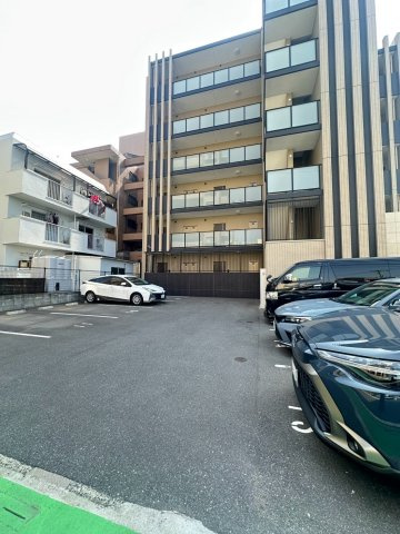 マ クレールの駐車場