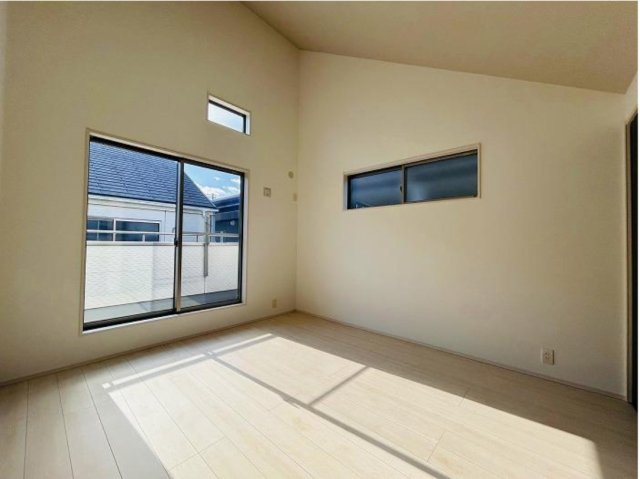 半田市上池町２丁目　中古戸建の洋室