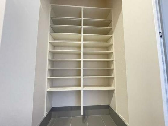 知多郡武豊町字梨子ノ木２丁目　新築戸建の収納|玄関収納があります