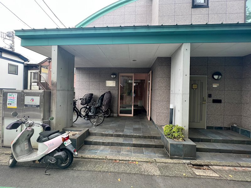 ベーシックハイツ奥沢のエントランス