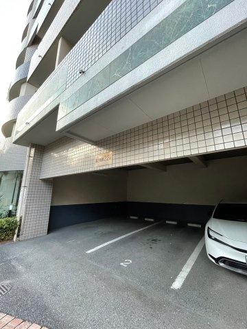 フレックス天神の駐車場