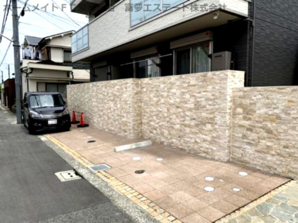フェニーチェ浜寺の駐車場