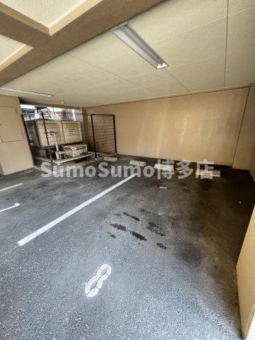 プレミールコート(博多)の駐車場