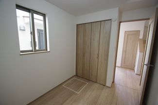 【収納】 | 【仲介手数料無料！！】府中市小柳町5丁目　新築戸建て（全1棟）1号棟　4990万円 | サービスルーム（納戸）内のクローゼット