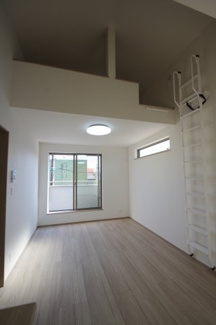 【居間・リビング】 | 【仲介手数料無料！！】府中市小柳町5丁目　新築戸建て（全1棟）1号棟　4990万円