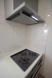 【キッチン】 | 【仲介手数料無料！！】府中市小柳町5丁目　新築戸建て（全1棟）1号棟　4990万円 | フラット型レンジフード