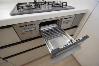 【キッチン】 | 【仲介手数料無料！！】府中市小柳町5丁目　新築戸建て（全1棟）1号棟　4990万円 | グリル