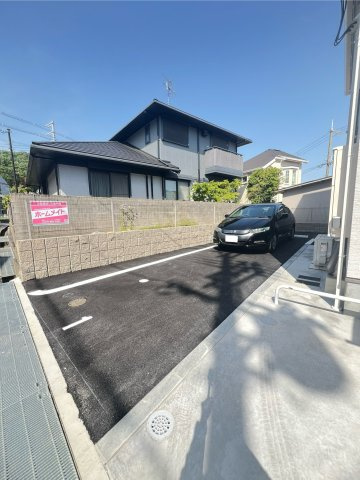 西岡本6丁目新築アパート の駐車場