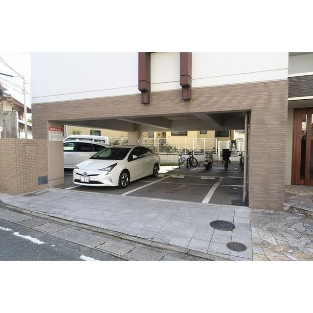 メゾンドール桜坂の駐車場