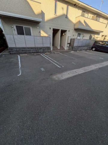 ユニヴェール小笹の駐車場