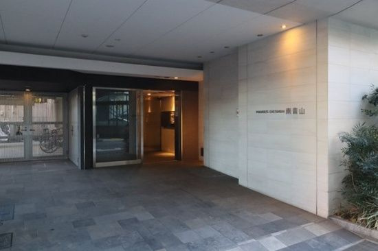 メイクスデザイン南青山のエントランス