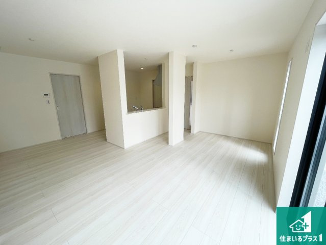 長浜市平方町　第8期　新築一戸建ての居間・リビング|日当たり良好の明るいリビングで朝の目覚めもスッキリできそう！対面キッチンでご家族のコミュニケーションも自然と増える設計！小さなお子様が遊ぶスペースを作っても広々とくつろげるLDK！