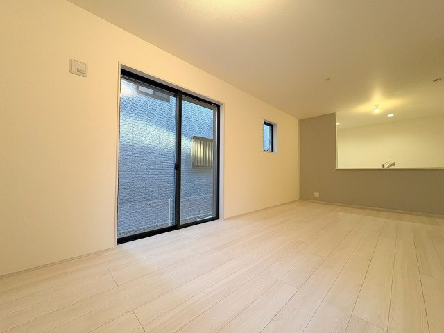 八潮市木曽根　新築戸建　全1棟の居間・リビング|ソファやダイニングセットを置いてもゆとりのある16帖のリビング