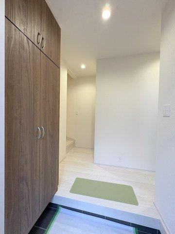 八潮市木曽根　新築戸建　全1棟の玄関|玄関から見た室内写真です