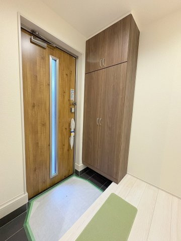 八潮市木曽根　新築戸建　全1棟の玄関|たっぷり収納出来るトールタイプのシューズボックス