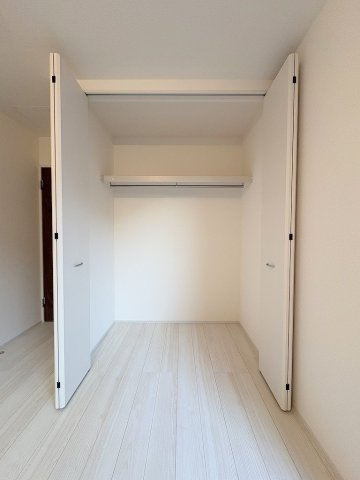 八潮市木曽根　新築戸建　全1棟の収納|大切な衣類を収納できるクローゼット完備