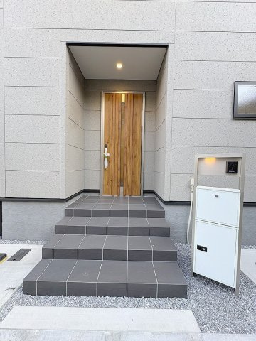 八潮市木曽根　新築戸建　全1棟のエントランス|不在時に便利な宅配BOX完備