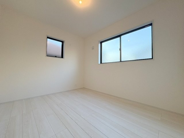 八潮市木曽根　新築戸建　全1棟の洋室|2面採光の明るい洋室