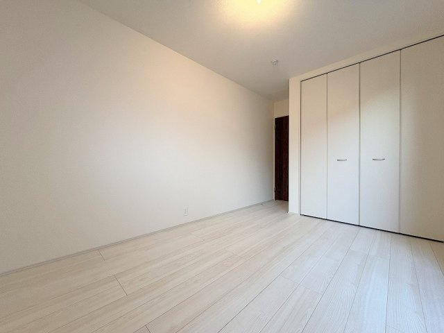 八潮市木曽根　新築戸建　全1棟の洋室|クローゼット完備の洋室6.5帖・主寝室としていかがでしょう