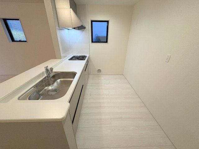 八潮市木曽根　新築戸建　全1棟のキッチン|二人並んでもゆとりのあるキッチンです