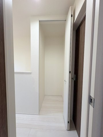 八潮市木曽根　新築戸建　全1棟の収納|掃除用具やストック品の収納にも便利な2階ホール収納