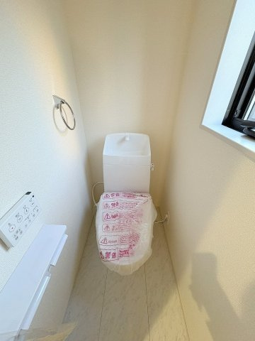 八潮市木曽根　新築戸建　全1棟のトイレ|2階のトイレです
