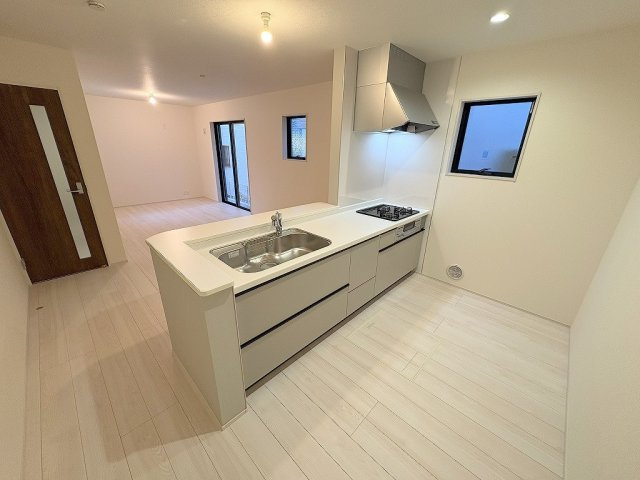 八潮市木曽根　新築戸建　全1棟のキッチン|リビング全体が見渡せる対面システムキッチン