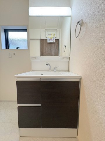八潮市木曽根　新築戸建　全1棟の独立洗面台|三面鏡付きシャワードレッサーで朝の準備も快適