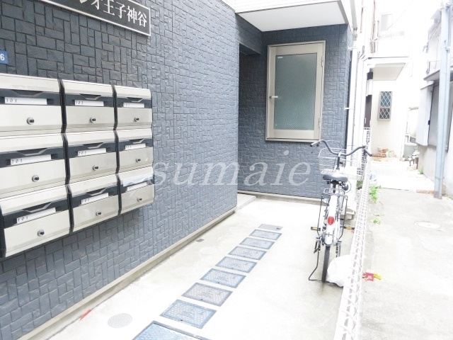 エスパシオ王子神谷のその他共用部分|外からみた入口と集合ポストです♪