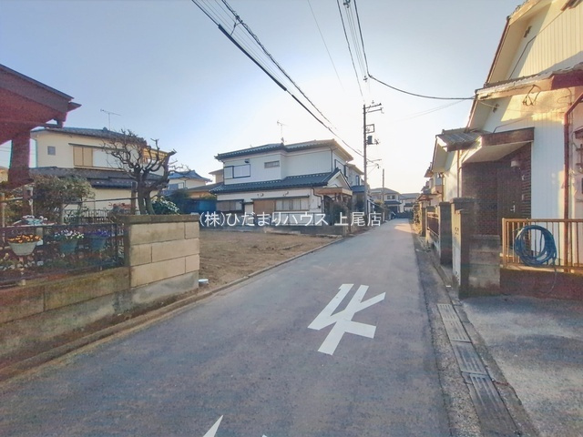 北本市西高尾8丁目　新築戸建　リーブルガーデン01の前面道路含む現地写真