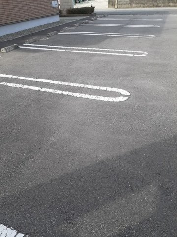 マーヴェラスＢの駐車場