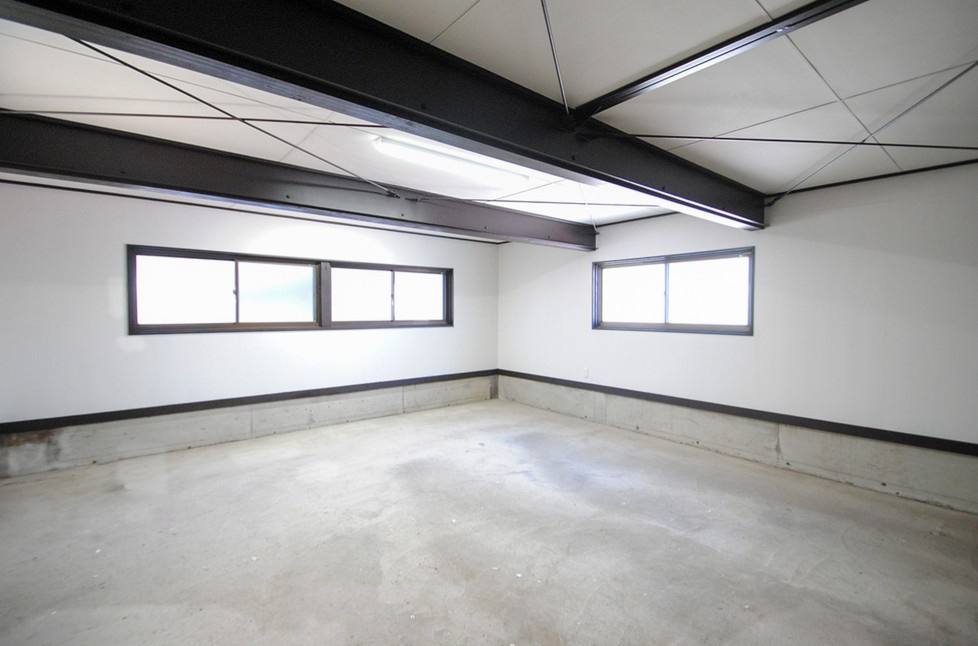 千曲市稲荷山の駐車場|多目的利用できるガレージ付き