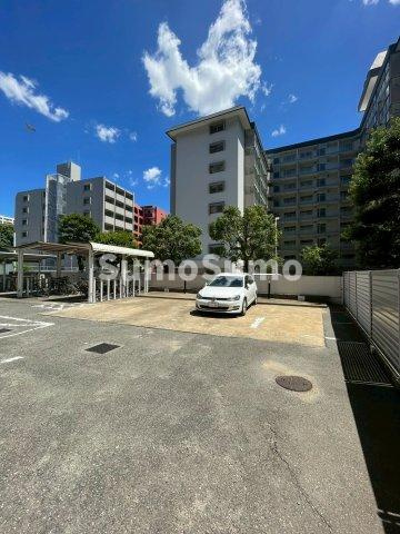 ライオンズマンション天神南の駐車場