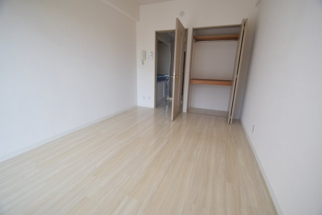 ガーデンヒルズ中山の居間・リビング|洋室です