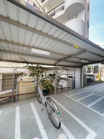 ラシュール・イン寺塚の駐車場