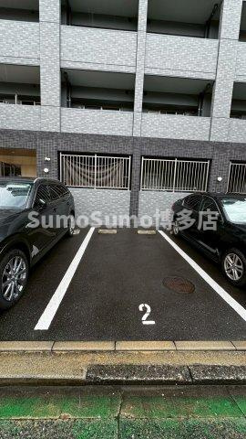 ライブラ西新の駐車場