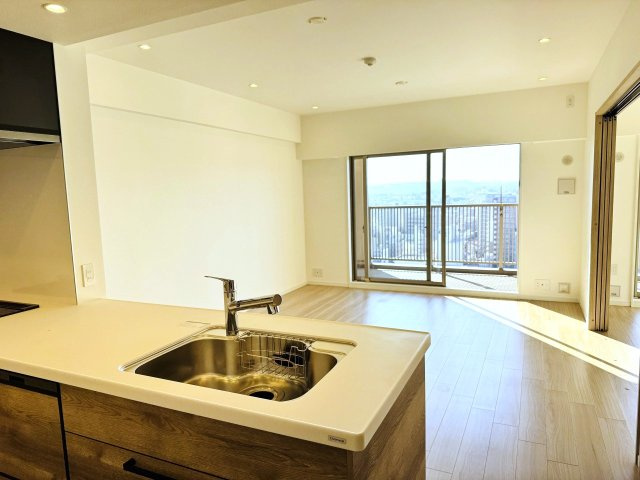 マクシスタワーズアーバンデュオの居間・リビング|～明るいLDKで、家族団欒の時間をお過ごしいただけます～