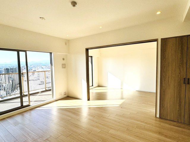 マクシスタワーズアーバンデュオの居間・リビング|～明るいLDKで、家族団欒の時間をお過ごしいただけます～