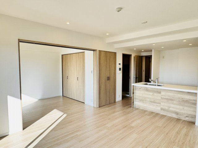 マクシスタワーズアーバンデュオの居間・リビング|～明るいLDKで、家族団欒の時間をお過ごしいただけます～