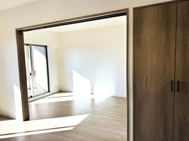 マクシスタワーズアーバンデュオの洋室|～リビングに隣接している6.0帖の洋室です～