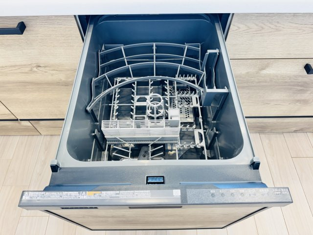 マクシスタワーズアーバンデュオのキッチン|～食洗機付き　食事後の食器洗いはお任せ、家族でゆっくりとくつろげます～