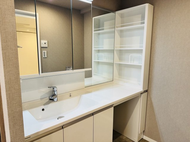 マクシスタワーズアーバンデュオの独立洗面台|～新規交換済、ワイドカウンタ―付きの独立洗面台　並んでの身支度が可能です～