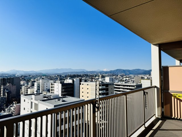 マクシスタワーズアーバンデュオのバルコニー|～2ヶ所から出入り可能なバルコニー　南向きで陽当たり良好、洗濯物がよく乾きそうです～