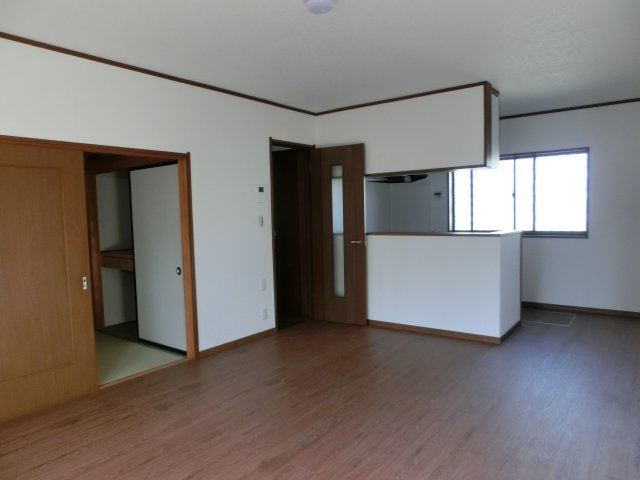 川越市大字府川　4LDK+カースペース2台付き　中古戸建の居間・リビング