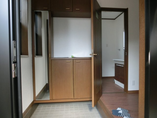 川越市大字府川　4LDK+カースペース2台付き　中古戸建の玄関