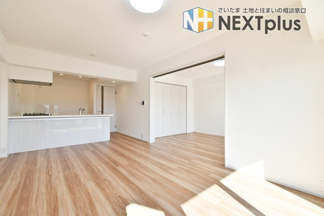 ソフィア上尾B棟の居間・リビング|13.7帖の南東向きリビング。家族が集まるリビングにはバルコニーから仕込む陽射したっぷり。
7.1帖の洋室を続き間としてもご利用頂けます。
■ご内覧ご希望がございましたらお申し付けください。